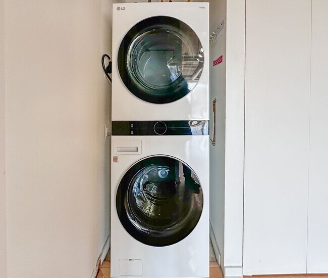 Building Photo - Luxury and Convenience in Royal Oak