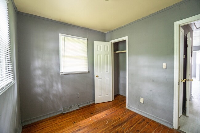 Building Photo - 3005 Ingleside Ave