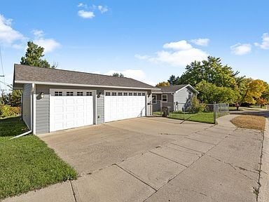 Building Photo - 3 bedroom, 2 bathroom 2,256 sqft home in a quiet Spearfish neighborhood!