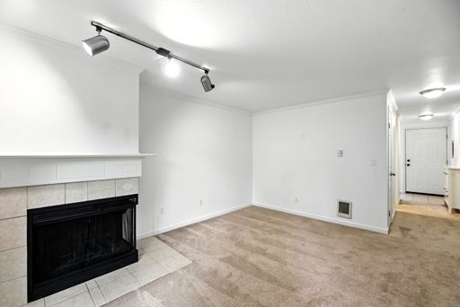 Building Photo - New Price! Convenient 1 bed condo is desir...