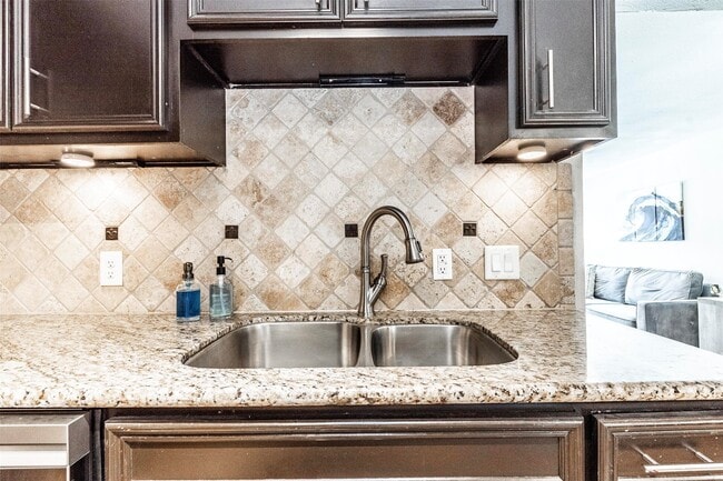 Building Photo - 11 10th Ave N