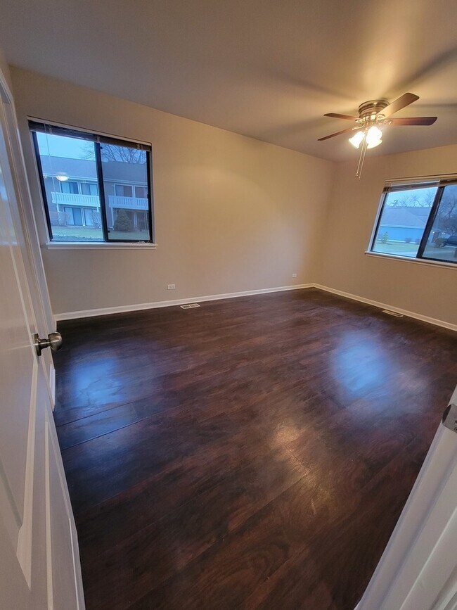 Building Photo - 292 Middlebury Ct