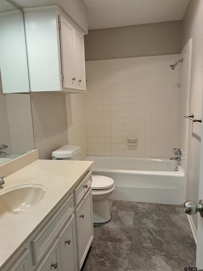 Building Photo - 704 Becky Dr