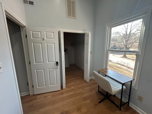 Building Photo - 900 Newcombe Rd