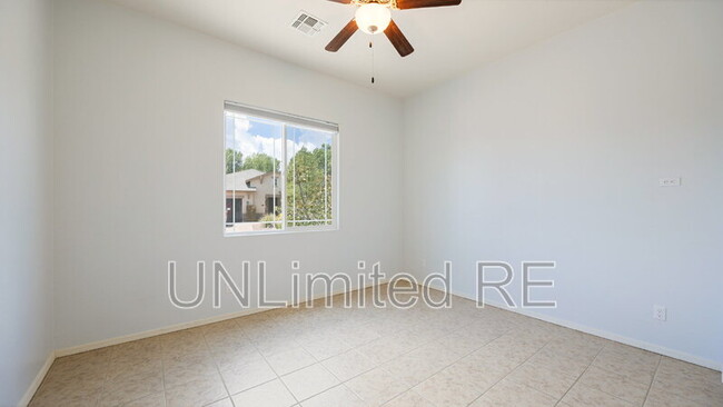 Building Photo - 937 N Gomez St