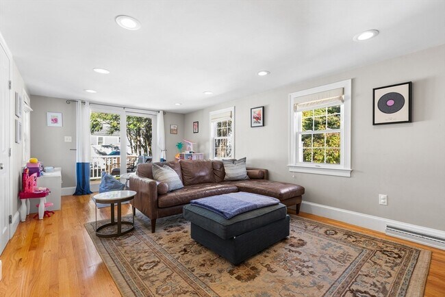 Building Photo - 142 Franklin St