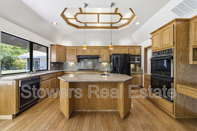 Building Photo - 618 Banister Ln