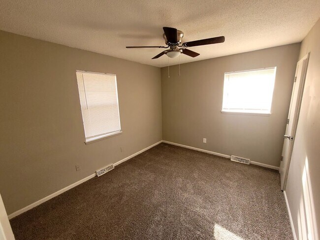 Building Photo - 5036-5038 N Topping Duplex