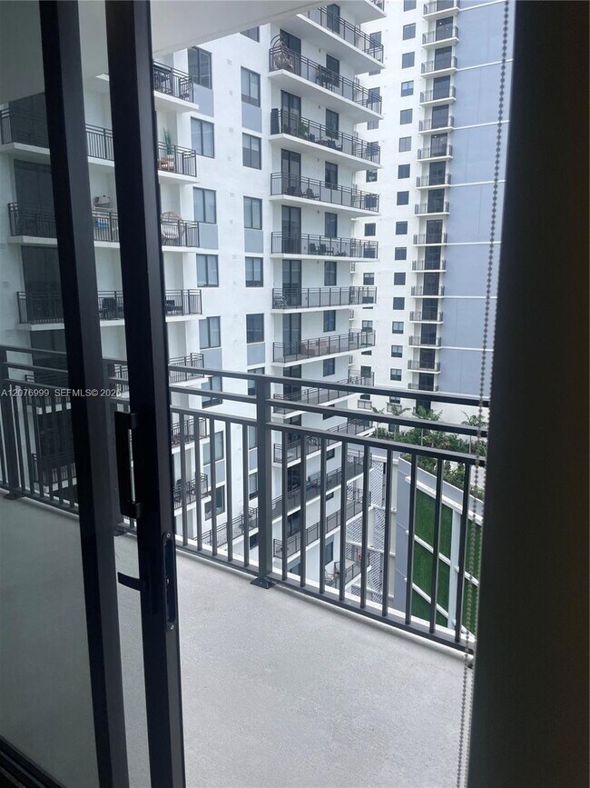 Building Photo - 16395 Biscayne Blvd