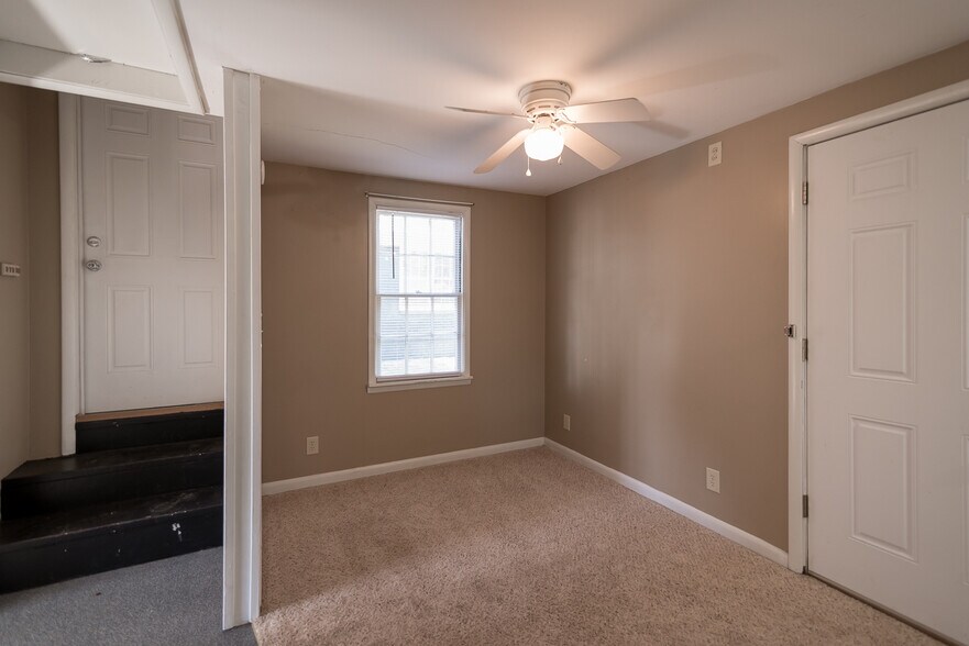 Building Photo - 2025 W Admiral Rd