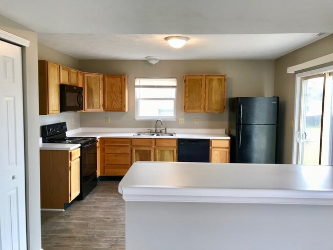 Building Photo - 4 Bedroom 2.5 Bathroom Two Story Brick Front Home in Pike Township!