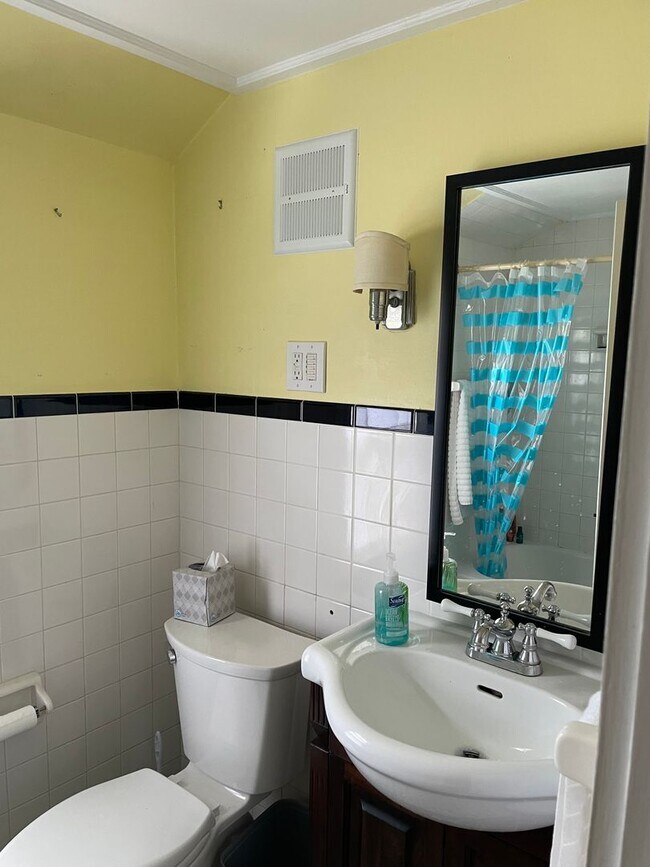 Building Photo - Furnished Colonial Cape rental in centrall...