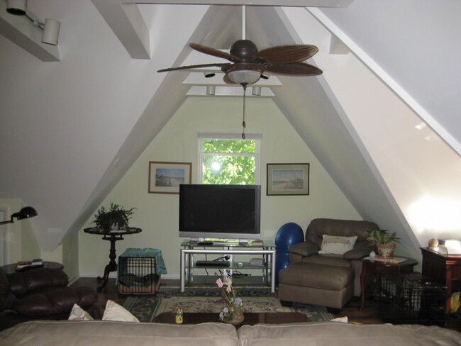 Living room/TV room - 912 Ridgeway Ave