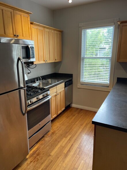 Building Photo - 1834 W Thomas St