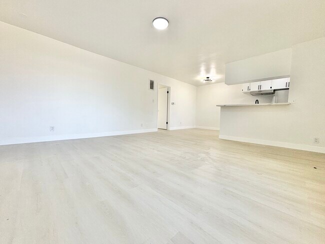 Building Photo - 700 Glenway Dr