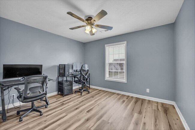 Building Photo - 4 Bedroom 2 Bath Pet Friendly Home For Rent!