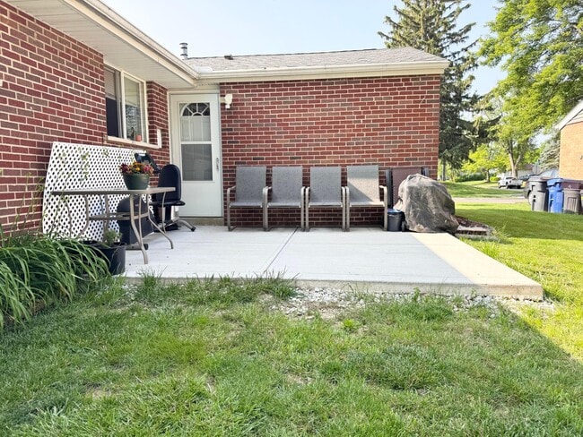 Building Photo - 4644 Broadhurst Dr