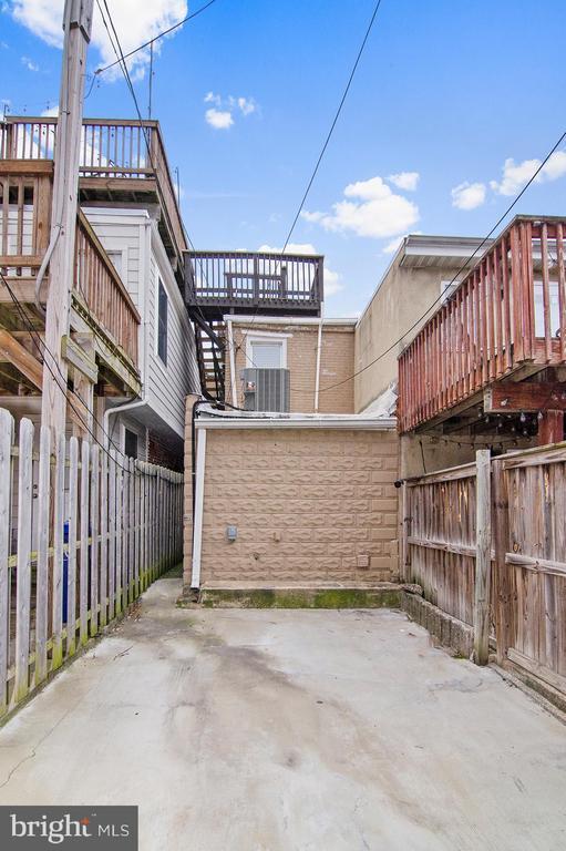 Building Photo - 1815 S Charles St