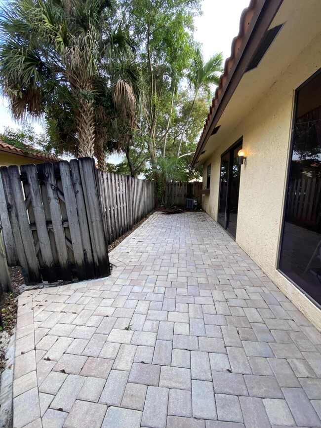 Building Photo - 5859 Fox Hollow Dr