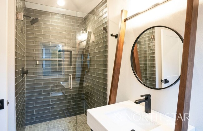 Building Photo - Newer Duplex in the Heart of Lake Oswego.