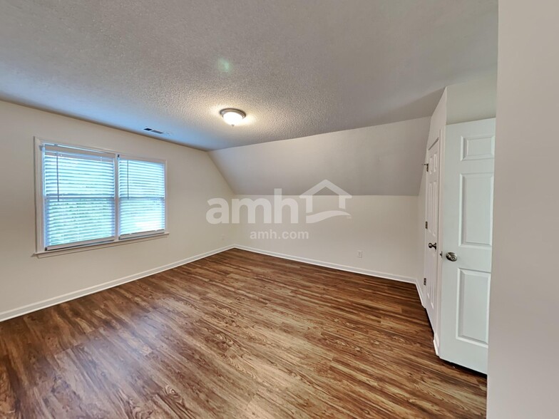 Building Photo - 403 Pine Grove Way
