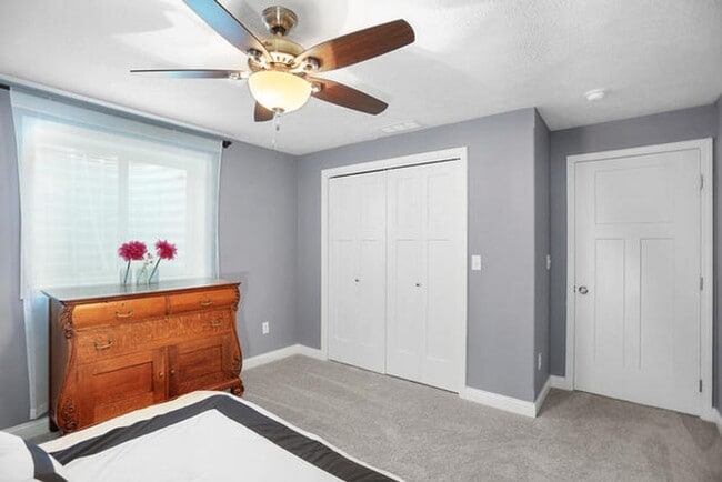 Building Photo - 4 Bedroom Ranch in SW Champaign - Availabl...