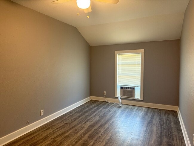 Building Photo - Freshly updated 3/1 Rental home