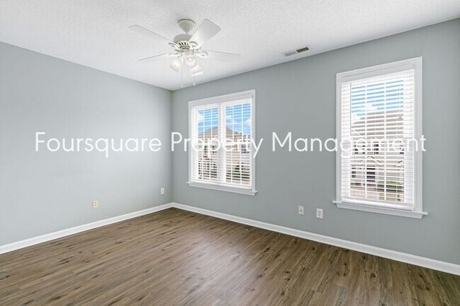 Building Photo - Townhome | Screened Back Porch | Back Pati...