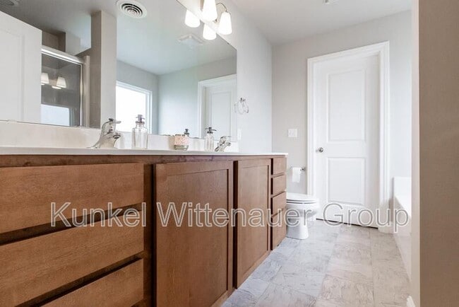 Building Photo - 2724 Ambridge Dr