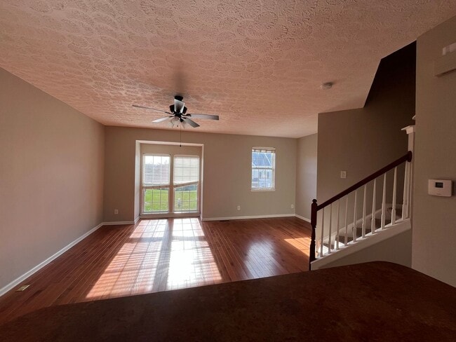 Building Photo - 2 Bedroom/ 2.5 Bath Townhome with 1 Car Garage, Laminate Floors, Minutes to Bellevue and Nashvill...