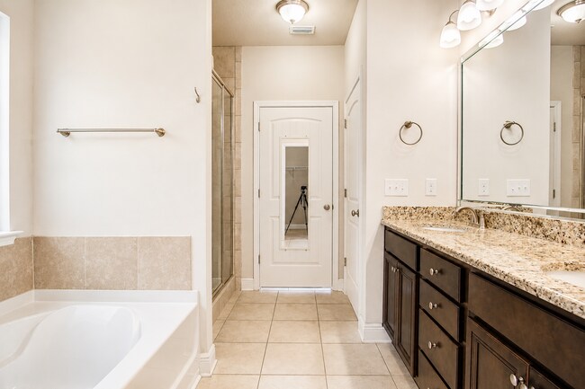 Building Photo - Highly desired 4/2.5 Gulf Breeze Home with hot tub!
