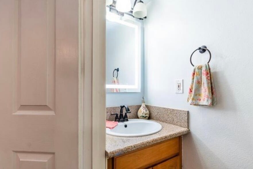 Building Photo - 4646 Hartley St