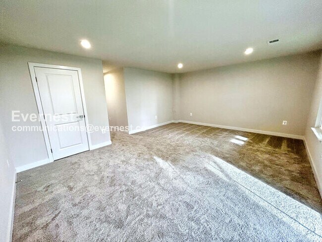 Building Photo - PROMO: Get $500 Off First Full Month’s Rent!/3 Bed/2.5 Bath Townhome with Garage / Available Now!