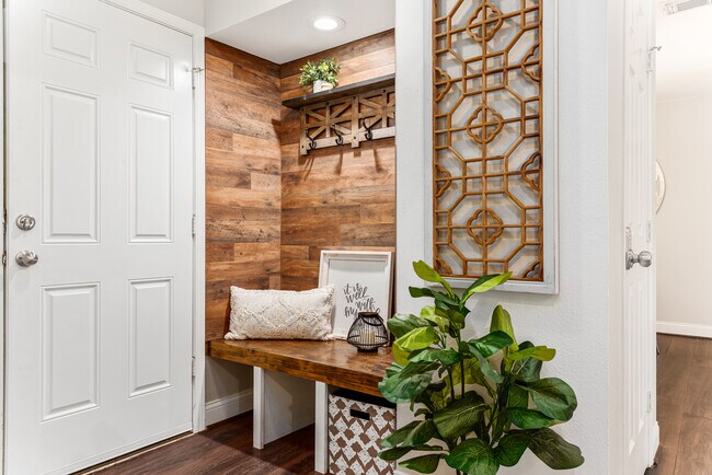 Building Photo - 1043 Grand Jct Dr