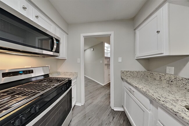 Building Photo - 26 Pinewood Forest Ct