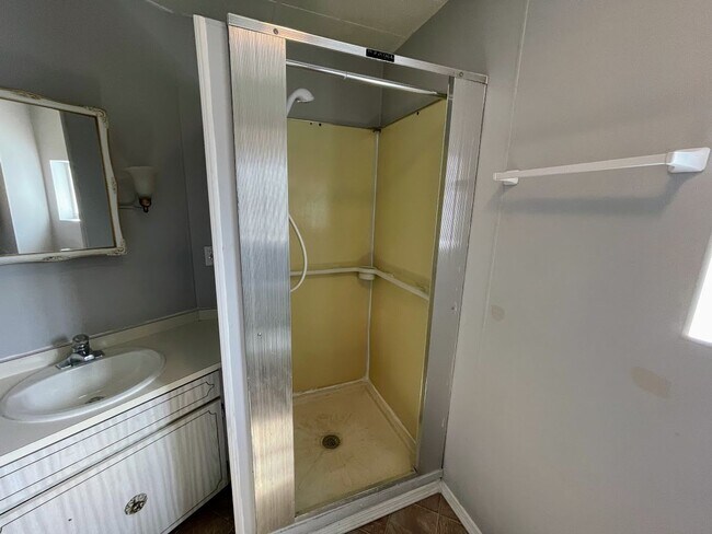 Building Photo - 4 bed 3 bath - Brighton Heights - HUGE house, large rooms, spacious kitchen