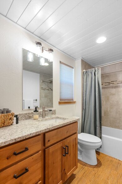 Building Photo - 570 2nd St