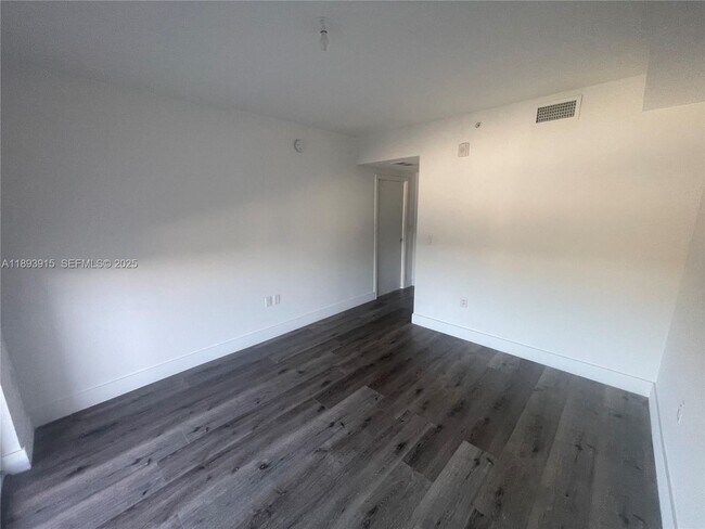 Building Photo - 13800 Highland Dr