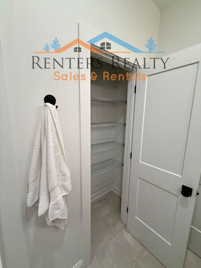 Building Photo - Stunning 3 Bedroom with Rooftop Terrace