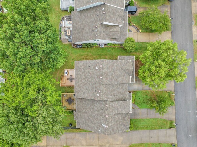 Building Photo - Spotless 3BR/2.5BA townhome minutes from West End, Downtown Nashville!