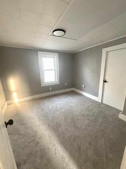 Building Photo - 57 Meadow St