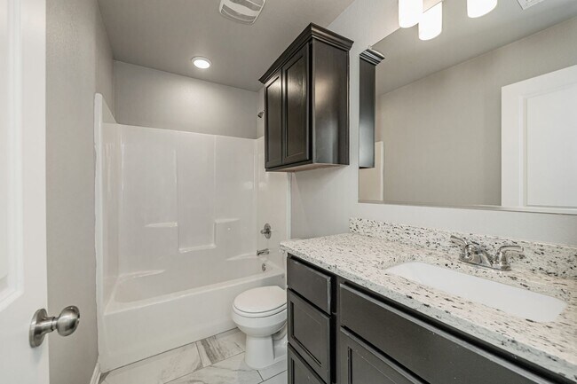 Building Photo - 525 Fallbrook Dr