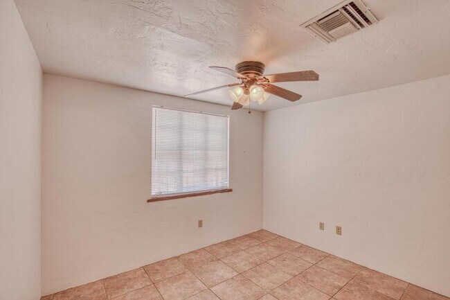 Building Photo - 1304 E Linden St