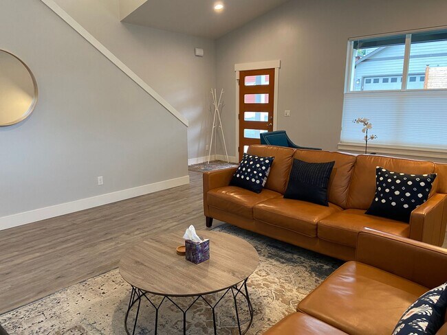 Building Photo - Great Location in Hood River Spacious 5-Bedroom Home with Private Bathrooms & Spacious Open Layout