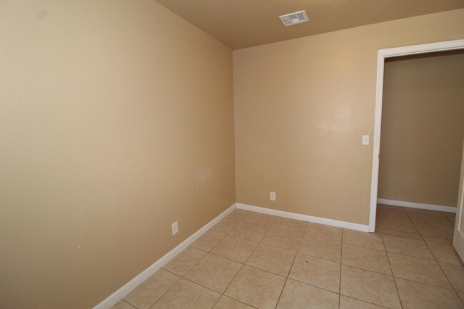Building Photo - 709 N 12th Pl