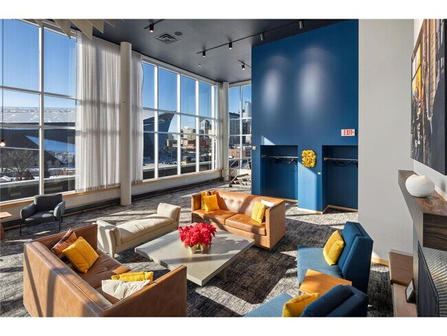 Building Photo - 215 10th Ave S