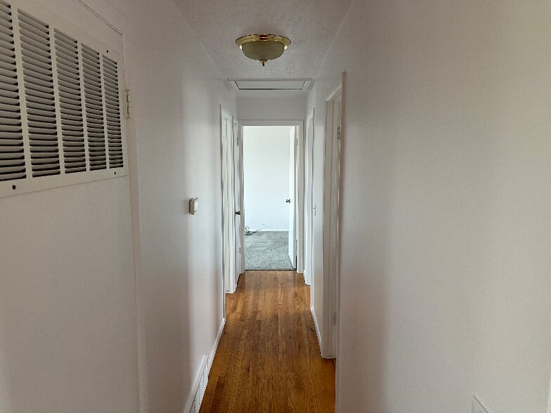 Building Photo - 4981 Greentree Way W