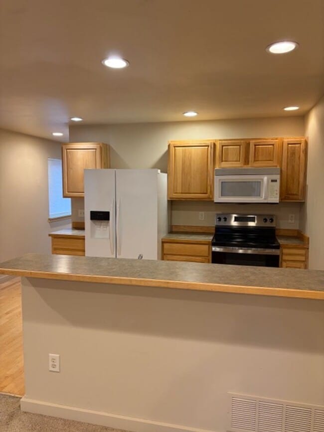 Building Photo - 3 Bedrooms 2 1/2 Bathroom Bozeman Townhouse - Great Location