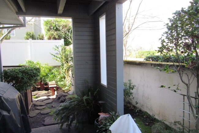 Building Photo - Beautiful 3 Bed/2.5 Bath Townhome