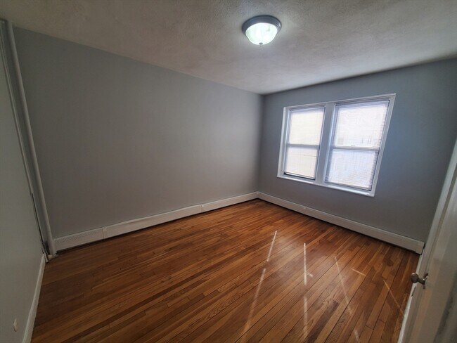 Building Photo - 10 Abbotsford St